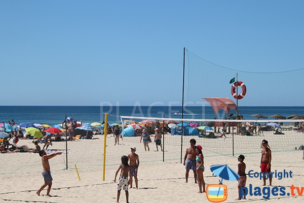 Beach volley sur la plage d'Alagoa à Altura - sud du Portugal